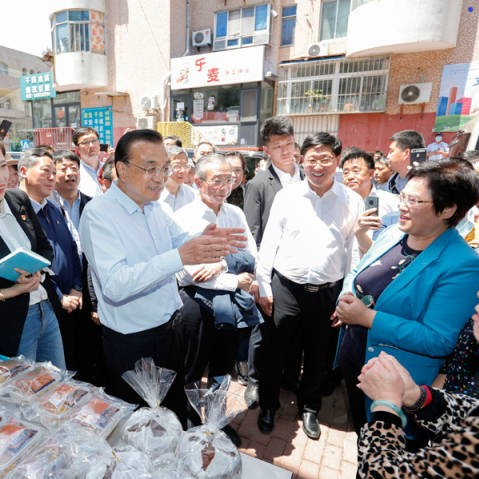 李克強稱贊地攤經(jīng)濟,、小店經(jīng)濟：是人間的煙火,，是中國的生機